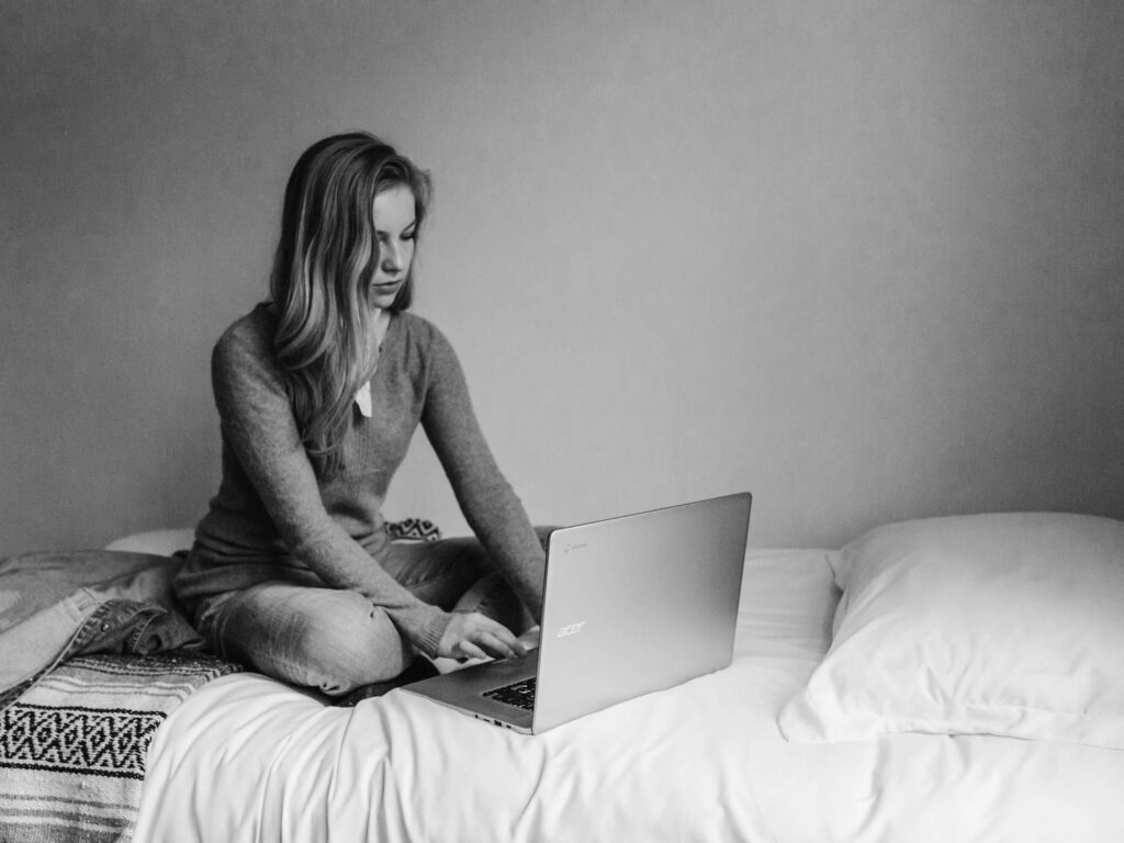 Memorise a speech overnight. A women sits at a laptop in bed.