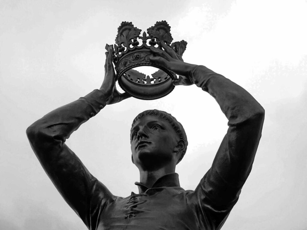 A statue holding a crown.